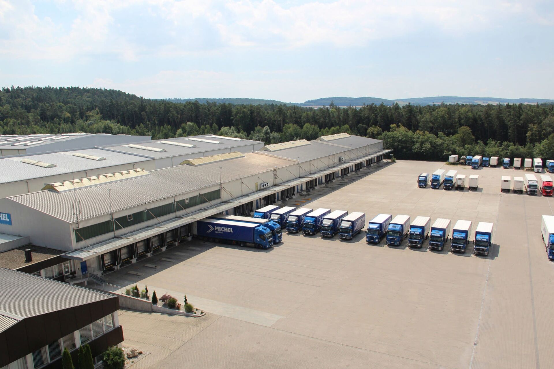 Logistikzentrum der Michel Spedition in Wemding aus der Luft