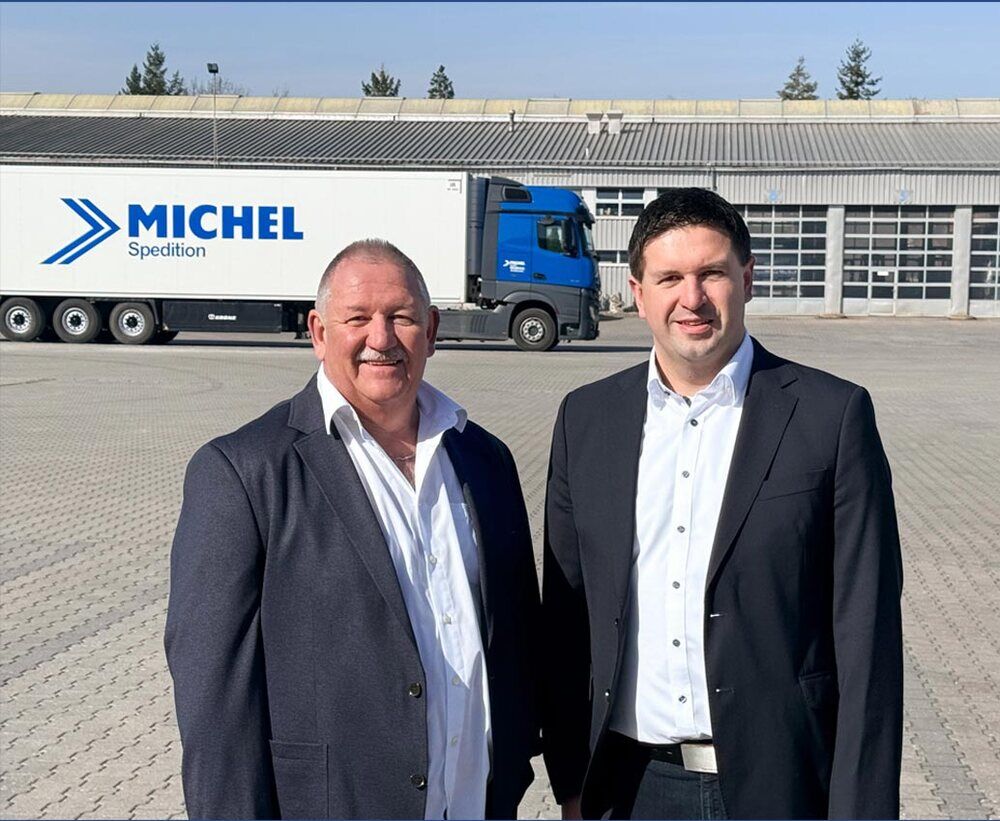 Thomas und Daniel Michel vor einem Lkw der Michel Spedition